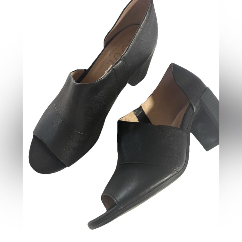Naturalizer Black Peep-Toe Block Heels size 9
